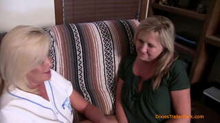 ایک ماں چاٹ بلی ، ہو جاتا ہے ، ننگا ناچ شروع کر دیا