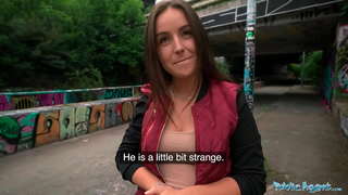 Public Agent oileanach le bhith a ' faighinn a h-vagina penetrated gu cruaidh le a stranger a-muigh ann am Prague