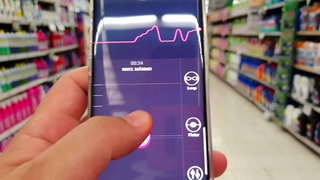 Martinasmith använda sin leksak på Köpcentret fram till henne cum