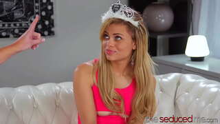 Yabanı ANA Отшлепала Və Вылизала Cute Yeniyetmə