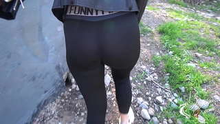 Passer aangeboden naar zuigen lul in het park met creampie