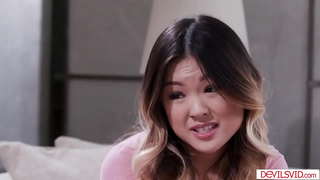 Seios pequenos asiáticos e dela loira bff vai para um ménage à trois com a vizinha