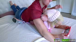 Seksi igralec babe Ava Sinclaire pusti igro in začetek prekleto njeno fantje tiča in ga naredi prišlo v njene velike joške