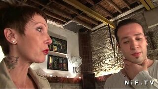 Velika сиськастая i татуированная zrela francuskinja dobiva na svojoj napeta dupe čekićem