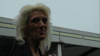 Nenek menunjukkan off