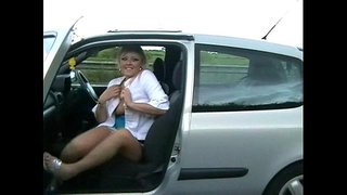 Busty Amatoriale Geordie Lampeggiante in Pubblico