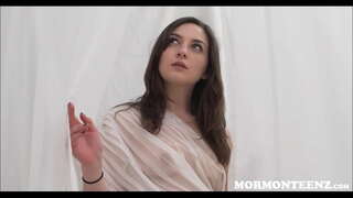 Yosh Mormon Qiz Qalampir Xo Oq Varaq Orqasida Cherkov Tanishlar Bir Xo&#039;roz Uchramoqda