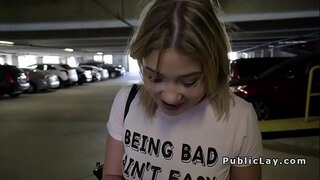 ���মেরিকান বড়ো পোঁদ, স্বর্ণকেশী, চৌকো করে কাটা, বহিরঙ্গন