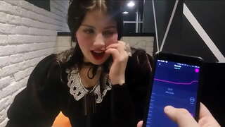 Flickan är retad av pojkvän med ohmibod i restaurang