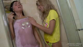 Zwei lesbische Jugendliche haben einen echten Orgasmus mit anal dildo in der Dusche