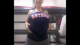 Maljuna hundino kaj busty