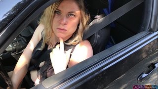 Rubia recoge extraño y folla de vuelta en su casa