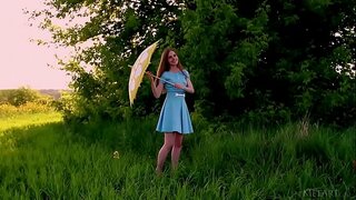 Украина көркөм сүрөт искусствосу Канара раздевается ачык абада