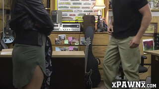 ���ुडौल श्यामला छूत गिटार और बिल्ली