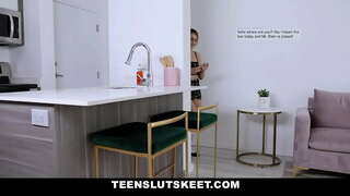 Teen babe lar klassekamerat knulle henne i bytte for sin test papirer