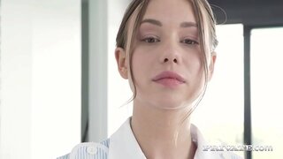 Slutty Städerska Taylor Sanden sticker hennes varma rumpan i luften för att välkomna 2 hårda kuk i hennes perfekta fitta &amp;amp; värkande asshole efter att suga deras hårda kuk! Betalning? 2 hot ansiktsbehandlingar! Full Flick på Private.com!