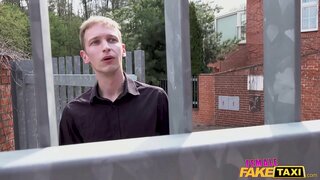 Vrouwelijke Nep-Taxi brunette betrapt op het spelen met haar kut door de man naast de deur