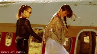 Sexy Lesbische sterren Allie en Jenna 69 en fingerbang in de Woestijn.