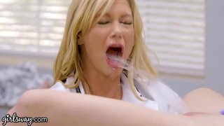 Teen Țâșnește Peste Tot Hot &amp;amp; Pieptoase Lesbiene Doctor