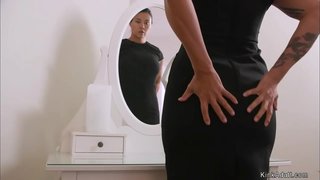 Brunette Milf heeft uitgenodigd grote tieten blonde Milf hottie op Valentijnsdag huis en dan anal neukt haar met een dikke riem op pik