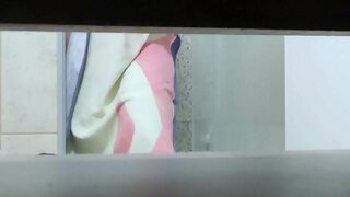 Zus met tan line sexy is opgenomen het nemen van een douche zonder haar medeweten