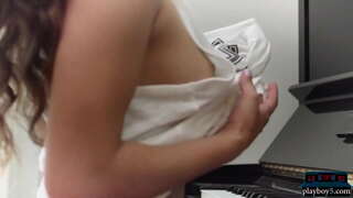 Centerfold pornstar Uma Jolie näitab ära tema hämmastav füüsiline keha