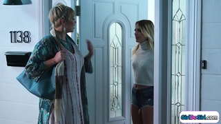 Plavuša se poveže sa svojom pastorkom kroz sisatu milf srednju.Ljube se i medij je obrubljen.Mala sisa ima lice obrijane pičke